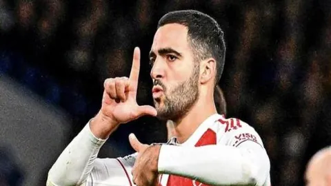 “特朗普宣布：乌克兰矿产问题协议已基本敲定”